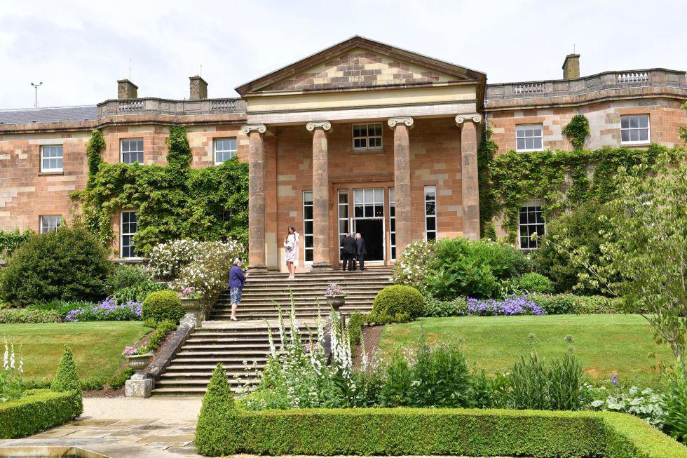 Hillsborough Castle, United Kingdom (with Map & Photos)