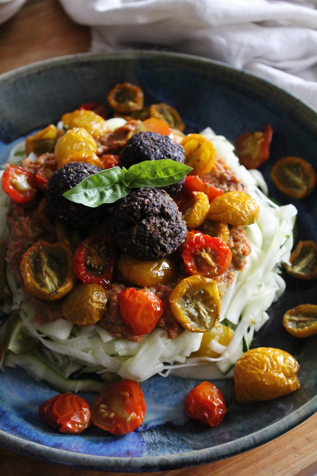 This Rawsome Vegan Life marinated zucchini noodles with tomato basil