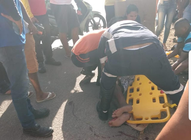 Colisão entre moto e carro deixa jovem ferido na Avenida Centenário, em Jacobina