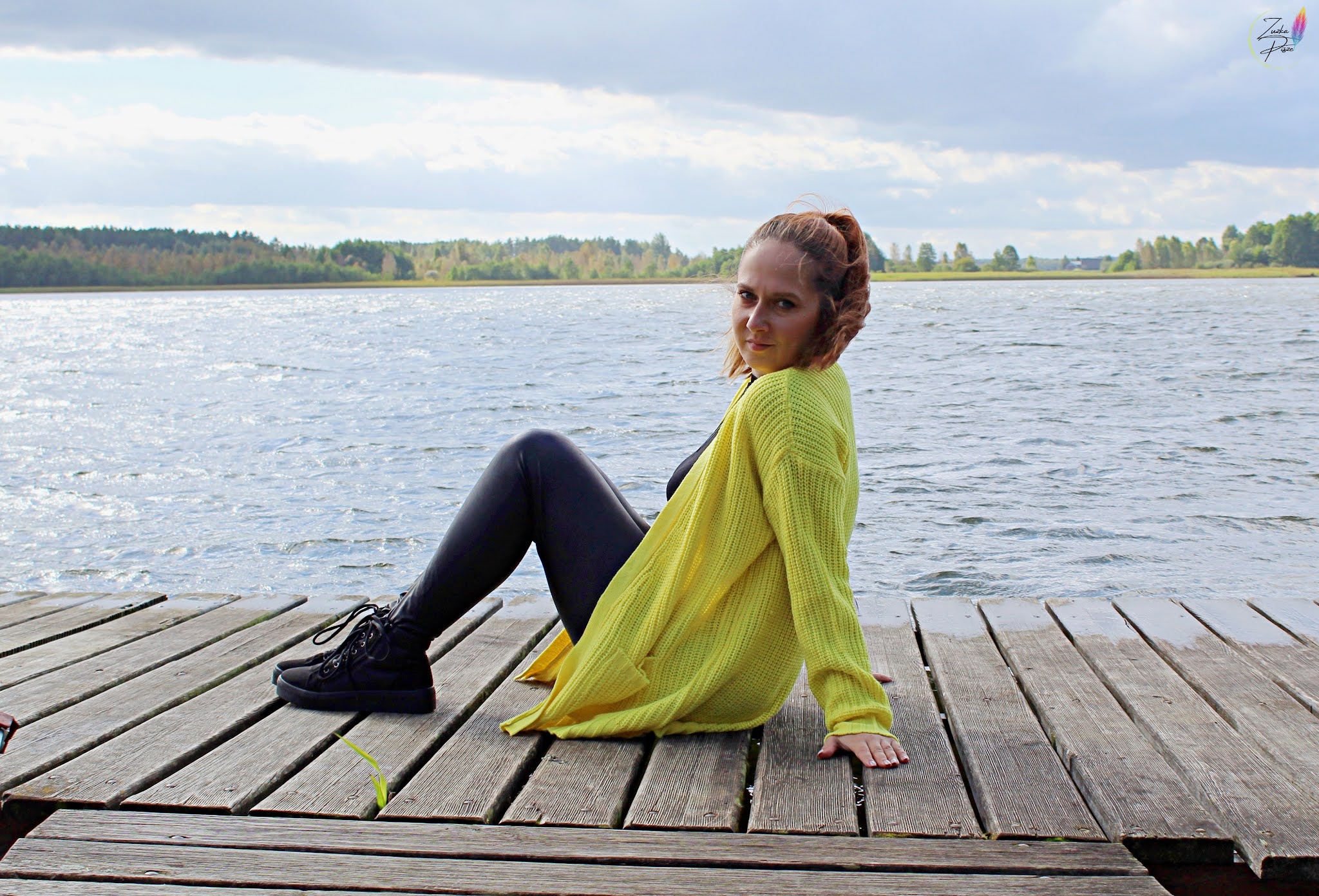 Żółty sweter bez zapięcia z kieszeniami i wysokie sneakersy na platformie - bonprix