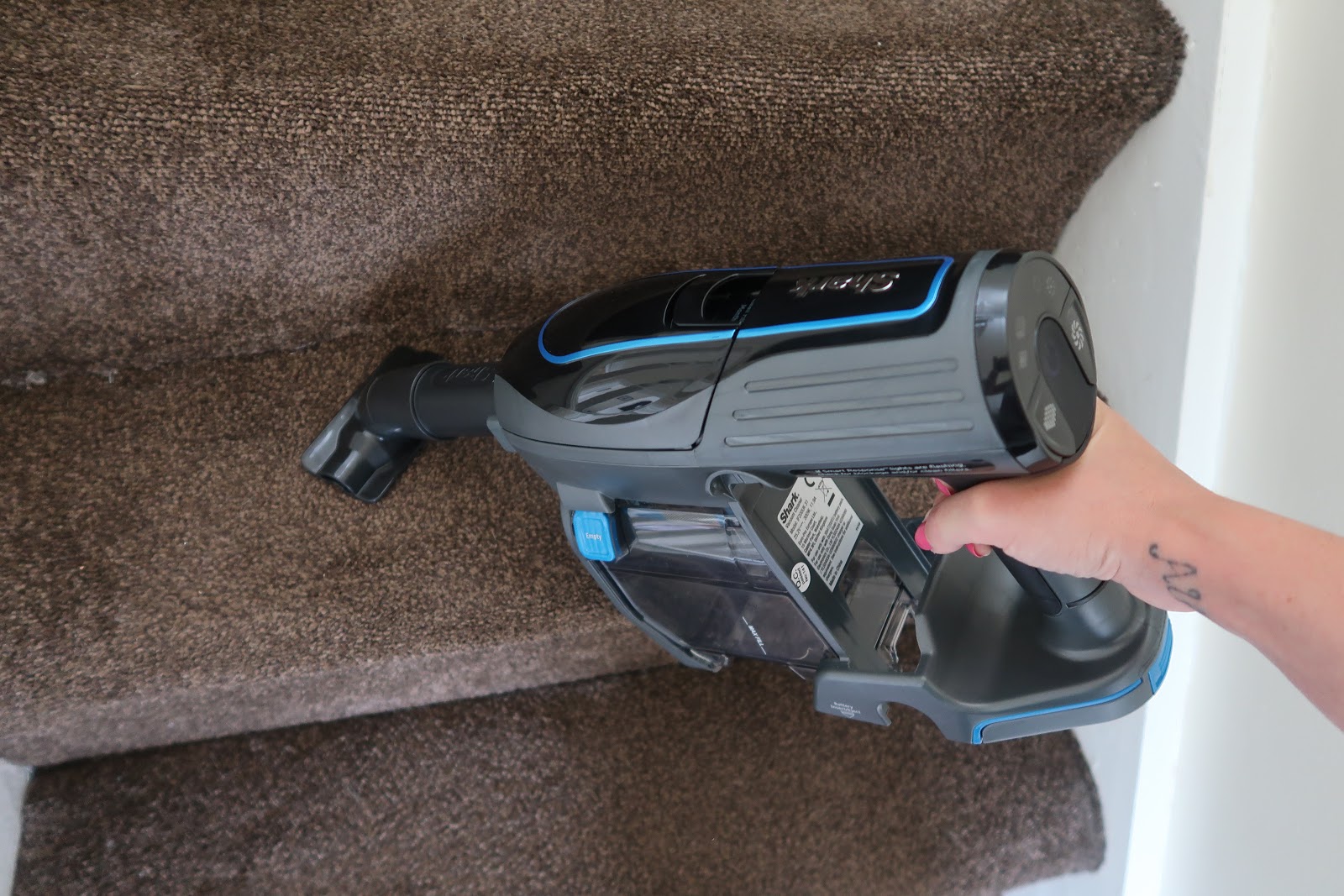Unconventional Kira SHARK NV601IF200UK BAGLESS VACUUM CLEANER