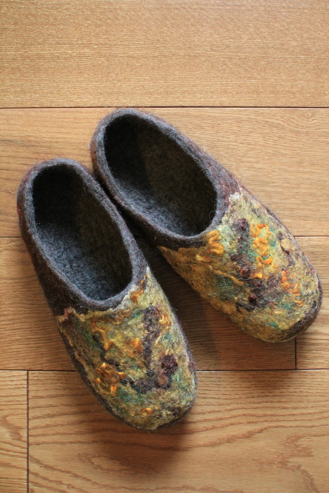 Remi's Designs: Latest Felted Slipper Designs - Various Styles & Colours