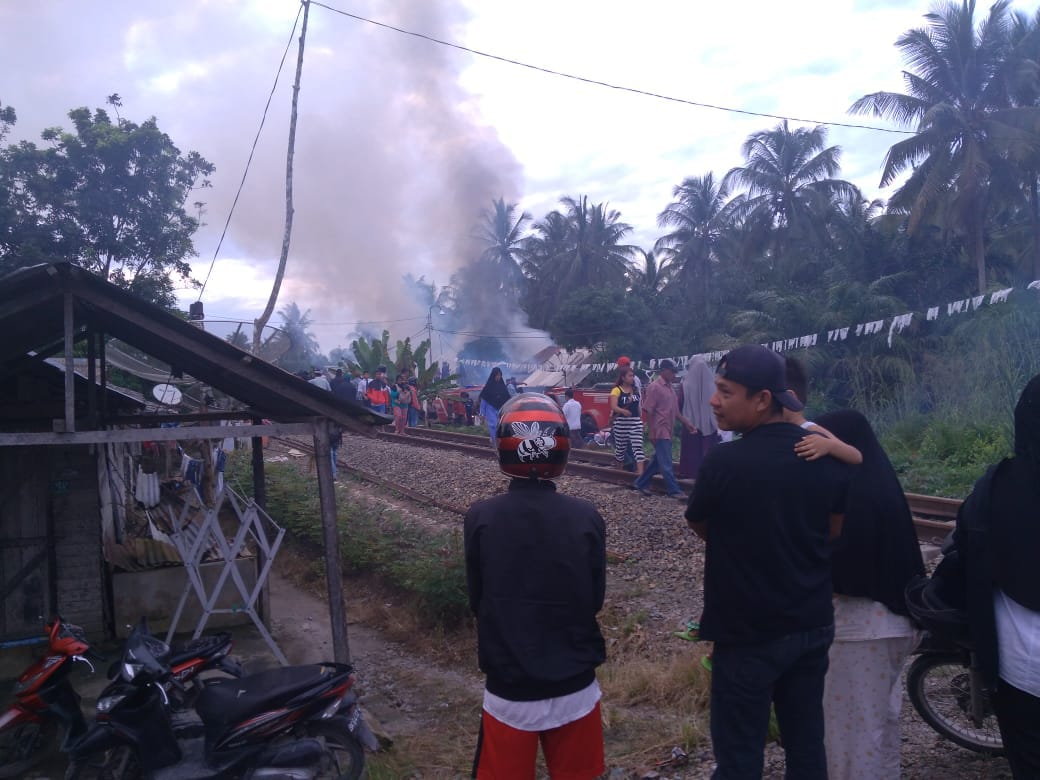 Suasana kebakaran di Jalan Suka Damai, Lingkungan  V, Kelurahan Pasar Baru, Kecamatan Sei Tualang Raso, Kota Tanjungbalai,  Kamis (18/10) pagi.  Suasana kebakaran di Jalan Suka Damai, Lingkungan  V, Kelurahan Pasar Baru, Kecamatan Sei Tualang Raso, Kota Tanjungbalai,  Kamis (18/10) pagi.
