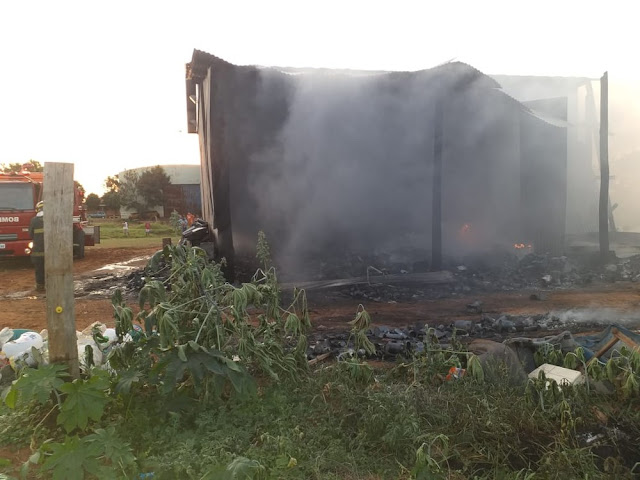 Incêndio em anexo de barracão de recicláveis mobiliza Corpo de Bombeiros em Emilianópolis Incêndio em anexo de barracão de recicláveis mobiliza Corpo de Bombeiros em Emilianópolis