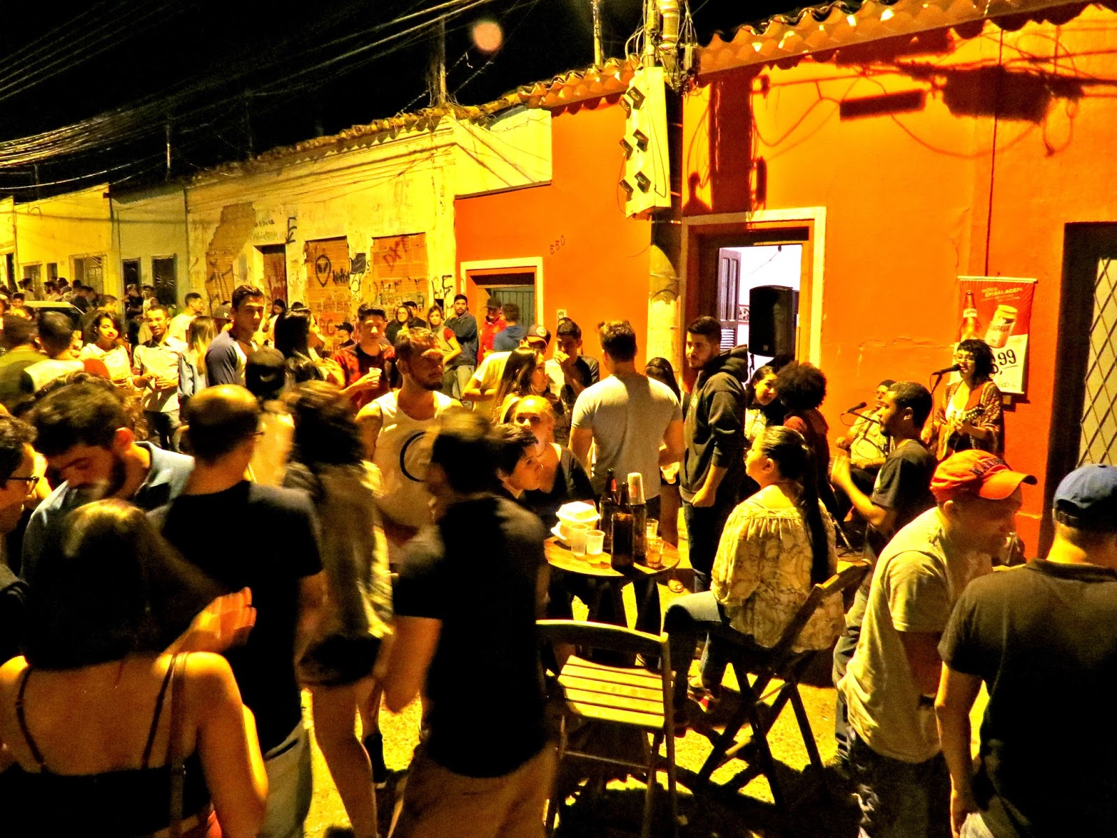 Fuzuê das Artes Bar Clube do Meio tem palco livre para artistas