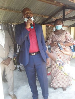 Remise des attestations par l'Administrateur du Territoire et Mme le Médecin Chef de zone de santé de Kasongo-Lunda