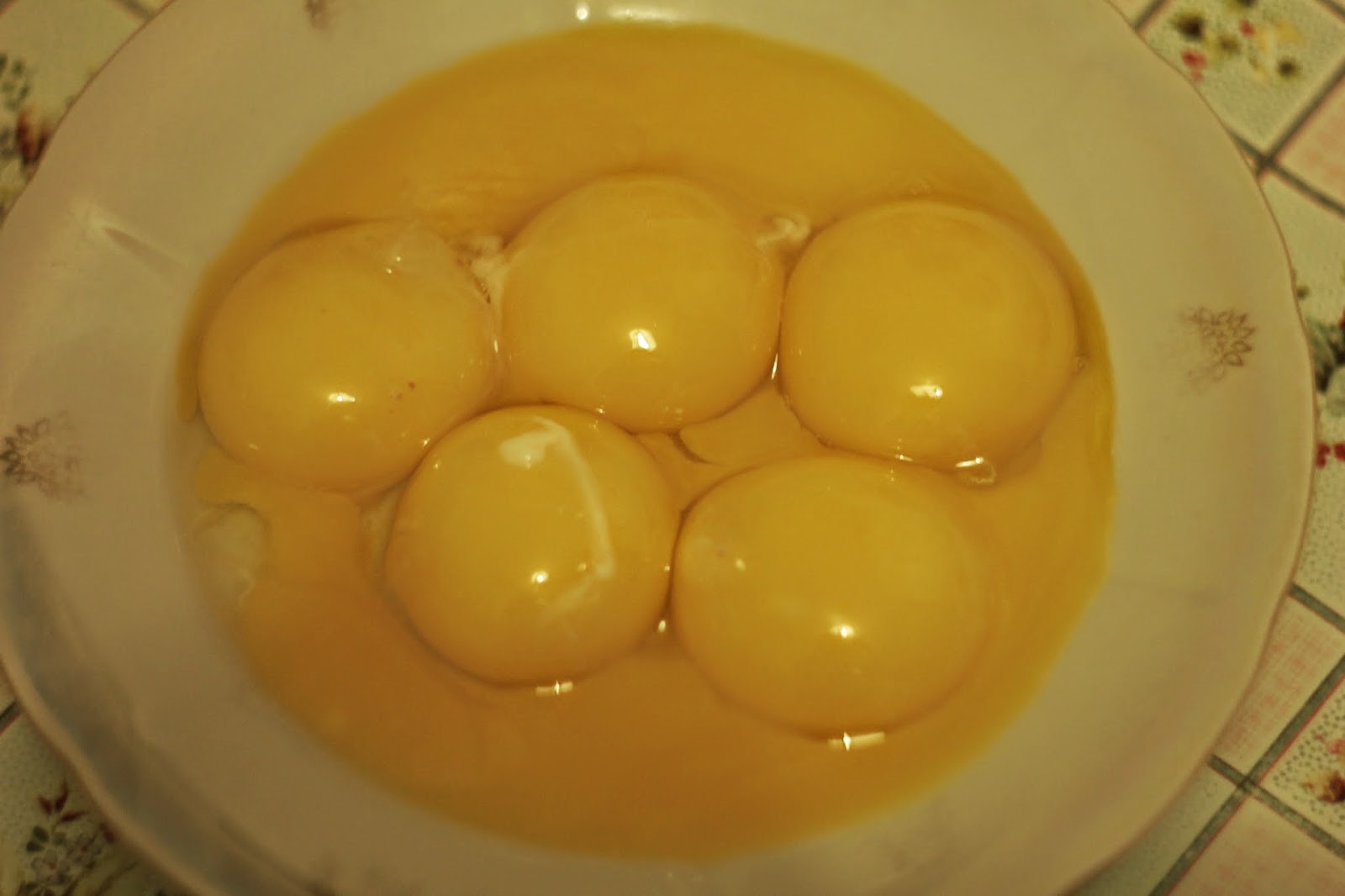 замешиваем песочное тесто. что приготовить из яичных желтков сырых. молоко с желтком. куриный желток. что приготовить из яичных желтков сырых.