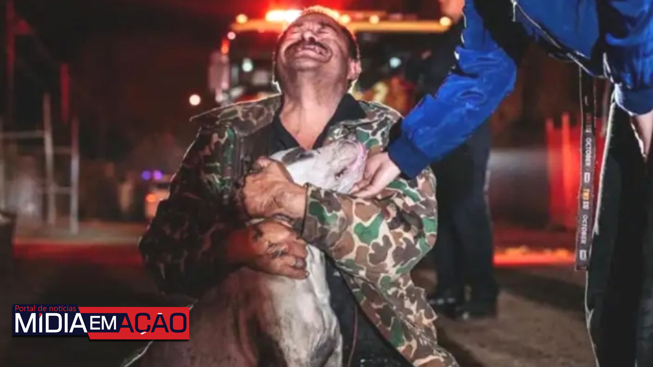 Homem que perdeu casa em incêndio chora de alegria ao descobrir que seu cachorrinho está vivo