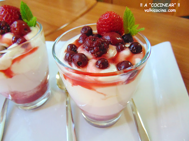 VASITOS DE YOGUR GRIEGO Y QUESO CON FRUTOS ROJOS