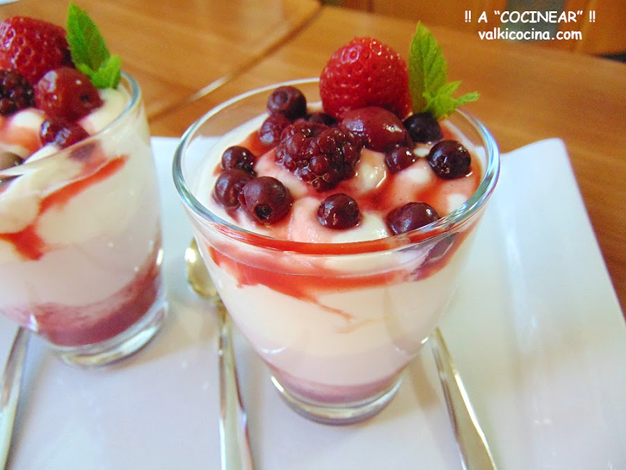 Vasitos de yogur y queso con frutos rojos