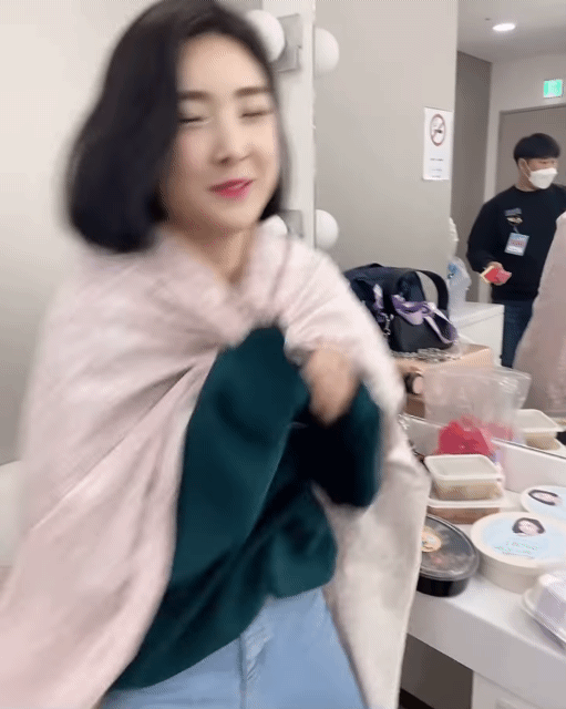 [연예] [움짤]         [쁘걸]도시락 조공 받고 이렇게 많이 웃는 단발좌라니 -  와이드섬