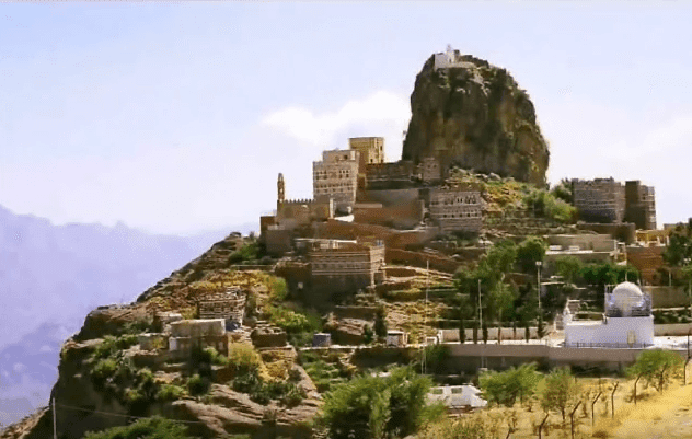 أنها قرية الحطيب في اليمن، الساحره البديعه هذه القرية المعلقة المبنية على قمة الجبل، وكأنها لوحة من عالم آخر