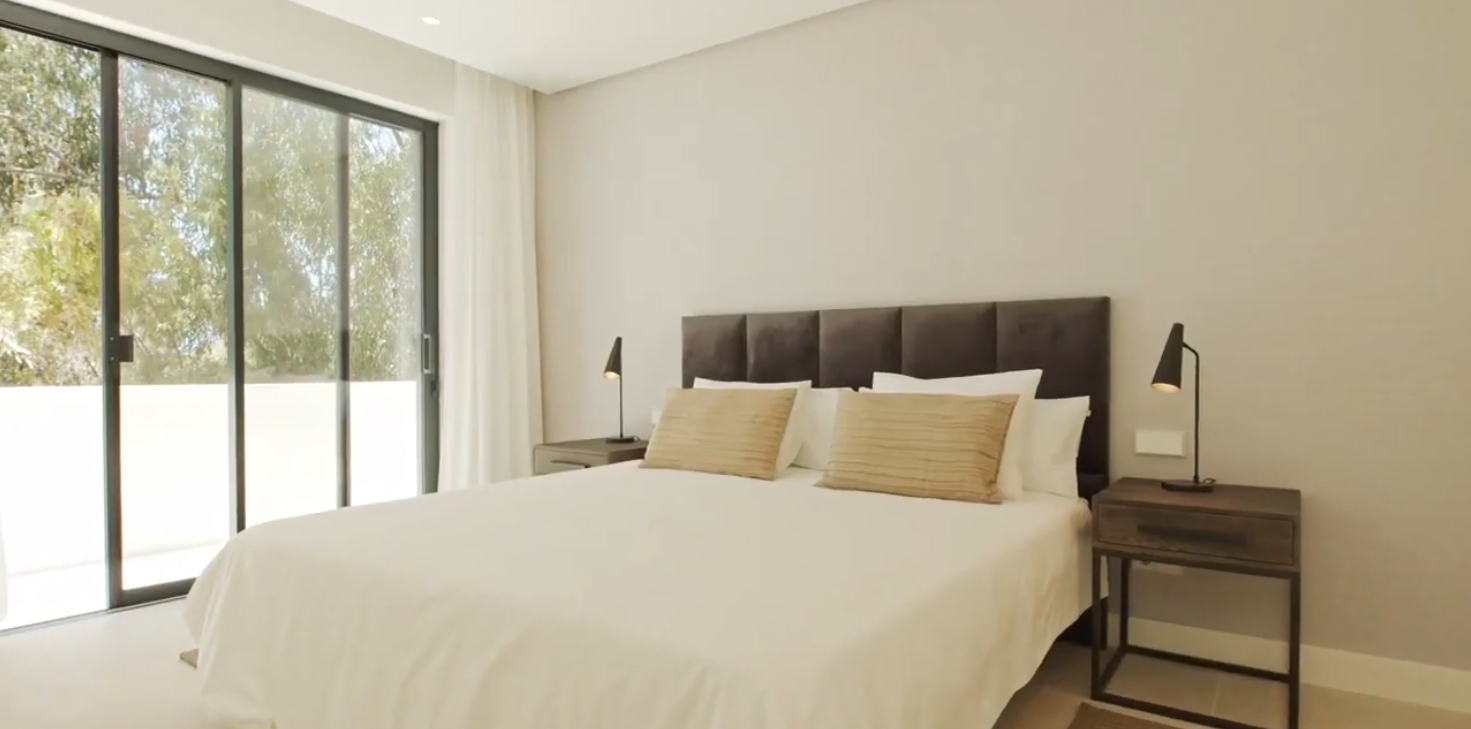 18 Photos vs. Modern villa close to the beach in Elviria, Marbella vs. Interior Design Tour