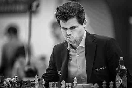 Le champion du monde d'échecs Magnus Carlsen a eu une première journée difficile avec 3,5 sur 5 - Photo © Anastasiya Karlovich Le champion du monde d'échecs Magnus Carlsen a eu une première journée difficile avec 3,5 sur 5 - Photo © Anastasiya Karlovich