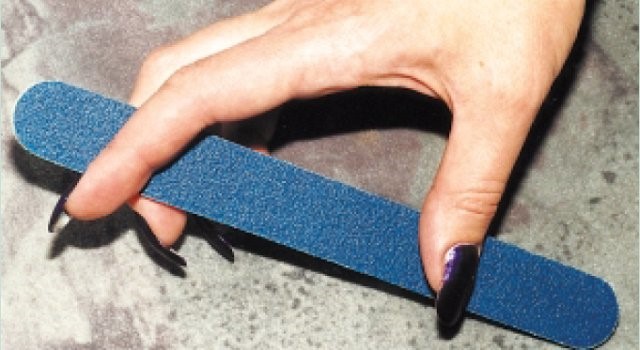 рука держит пилку лодку. правильный захват пилки для ногтей. правильный захват пилки при опиле. захват пилки при опиле ногтей. Opilki пилочки для ногтей.