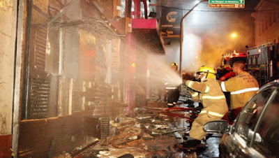 bomberos apagando incendio en discoteca de brasil
