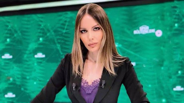 Spor haberleri sunucusu Hande Sarıoğlu kimdir? boyu kaç? aslen nereli? kaç yaşında? evli mi? eşi kim? biyografisi ve hayatı hakkında kısa bilgi. Spor haberleri sunucusu Hande Sarıoğlu kimdir? boyu kaç? aslen nereli? kaç yaşında? evli mi? eşi kim? biyografisi ve hayatı hakkında kısa bilgi.