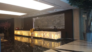 Lobi keren dan elegan di Crowne Plaza Bandung