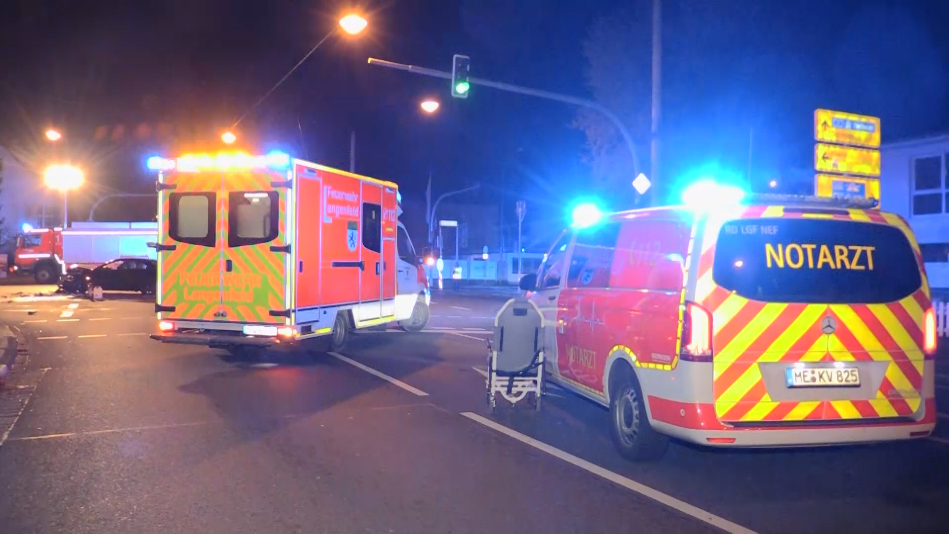 Nrw Aktuell Tv Langenfeld Smart Fahrer 25 Schwer Verletzt Bei Kollision Im Kreuzungsbereich Bmw Fahrer 24 Verursacht Frontalzusammenstoss