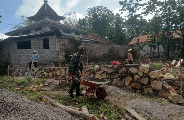 Babinsa Bantu Pembangunan Masjid di Desa Pilangsari