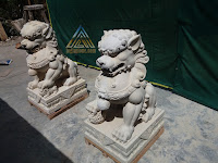 Patung lion dog dari batu alam paras jogja, batu putih
