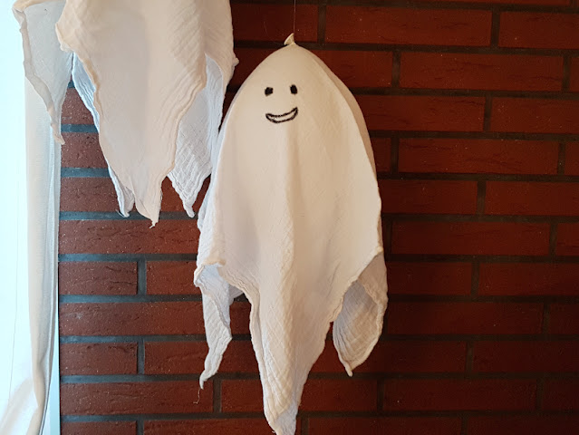 Schwebende Geister: Eine blitzschnelle Last-Minute-Halloween-Deko mit Luftballons basteln. Dieses DIY klappt auch noch in letzter Minute!