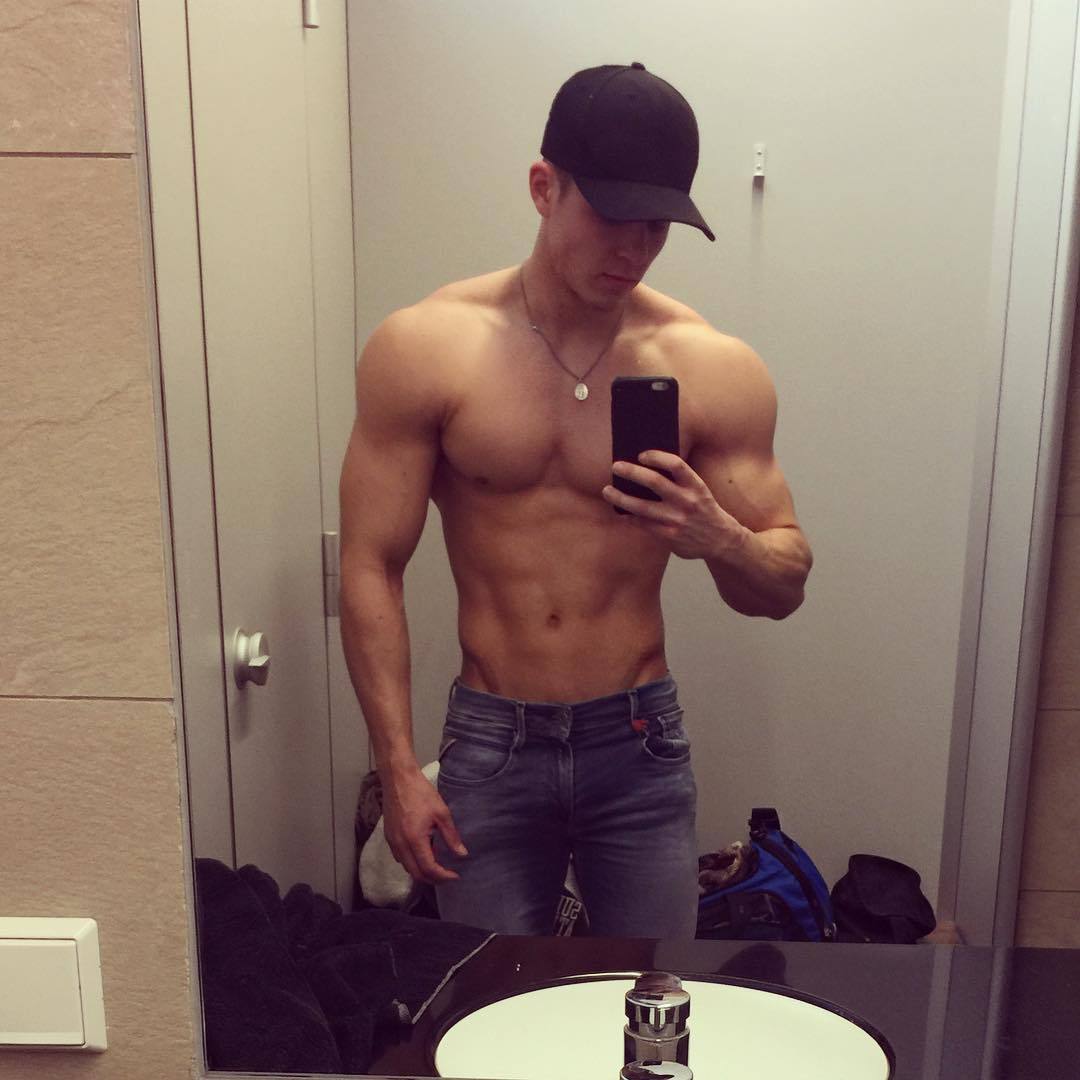 hot-guys-huge-wide-shoulders-joe-dahler-shirtless-jeans-selfie