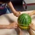 Δείτε τι θα συμβεί αν βάλεις 500 λαστιχάκια σε ένα καρπούζι . VIDEO