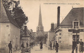 Aux abords de la Mairie - Cour-Cheverny