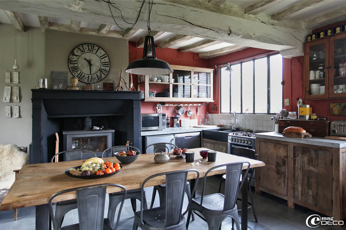 Table de cuisine composée d'une porte ancienne en orme et d'un piètement métallique, boutique L’empreinte à Lyons-la-Forêt, et entourée de chaises Tolix modèle A