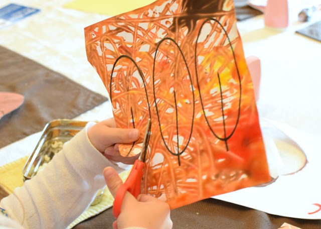 Marble Painted Turkey- Thanksgiving craft for kids. Paint feathers with this fun process art technique. Great for preschool, kindergarten, or elementary kids. Cutting and gluing promotes fine motor skills!