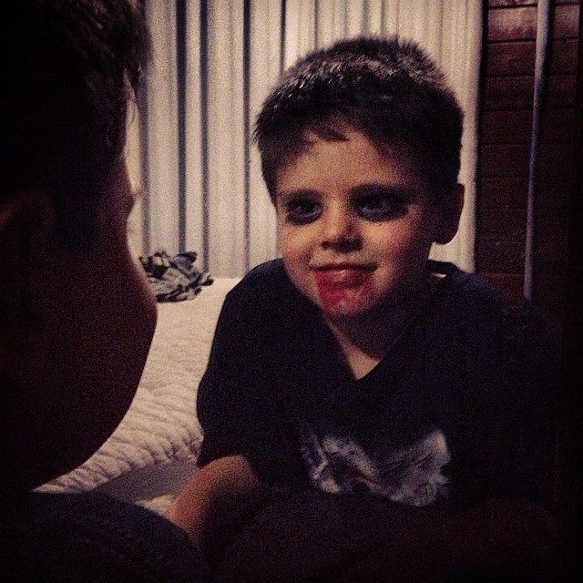 Miguel se fantasiou de zumbi para o Halloween na escola