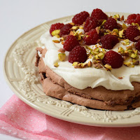 Pavlova de chocolate com framboesas e pistachios