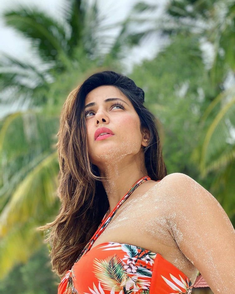 Bollywood Beauty Hina Khan's Bikini Holiday In Maldives - Actress Doodles