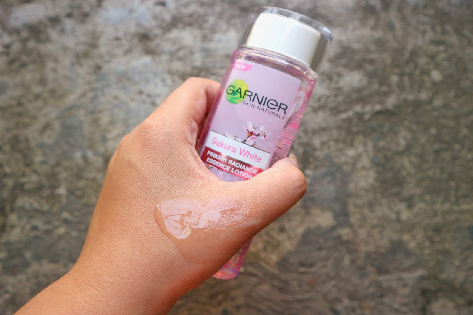 Download Ratnasari Pujiastuti Review Wajah Glowing Dengan Rangkaian Garnier Sakura White Showyourglow PSD Mockup Templates