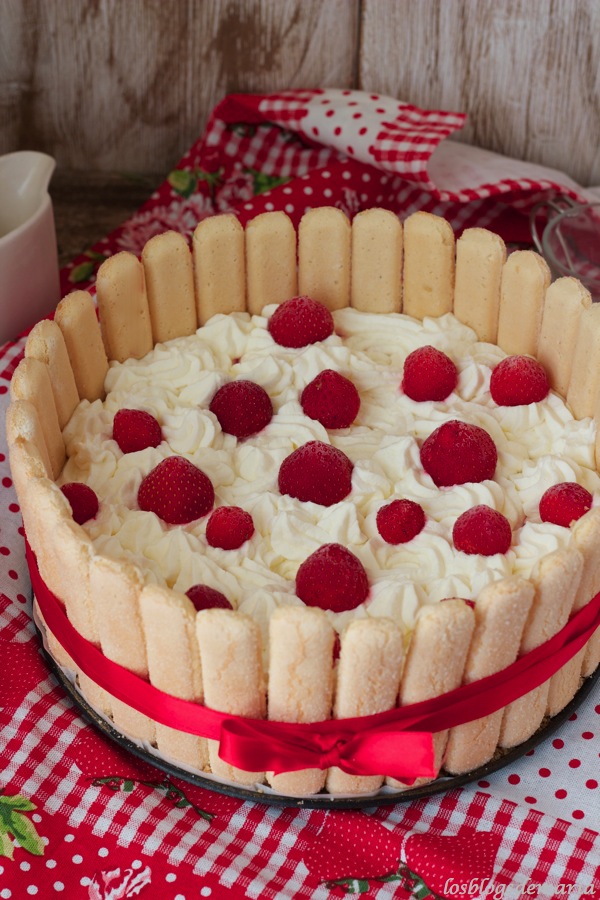 Tarta helada de chocolate blanco y fresas