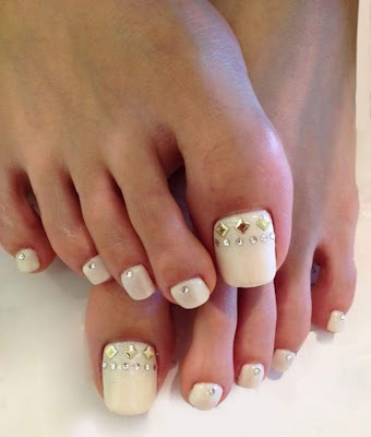 decoracion de uñas pies color blanco