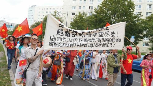 Người Việt ở Đức biểu tình phản đối Trung Quốc