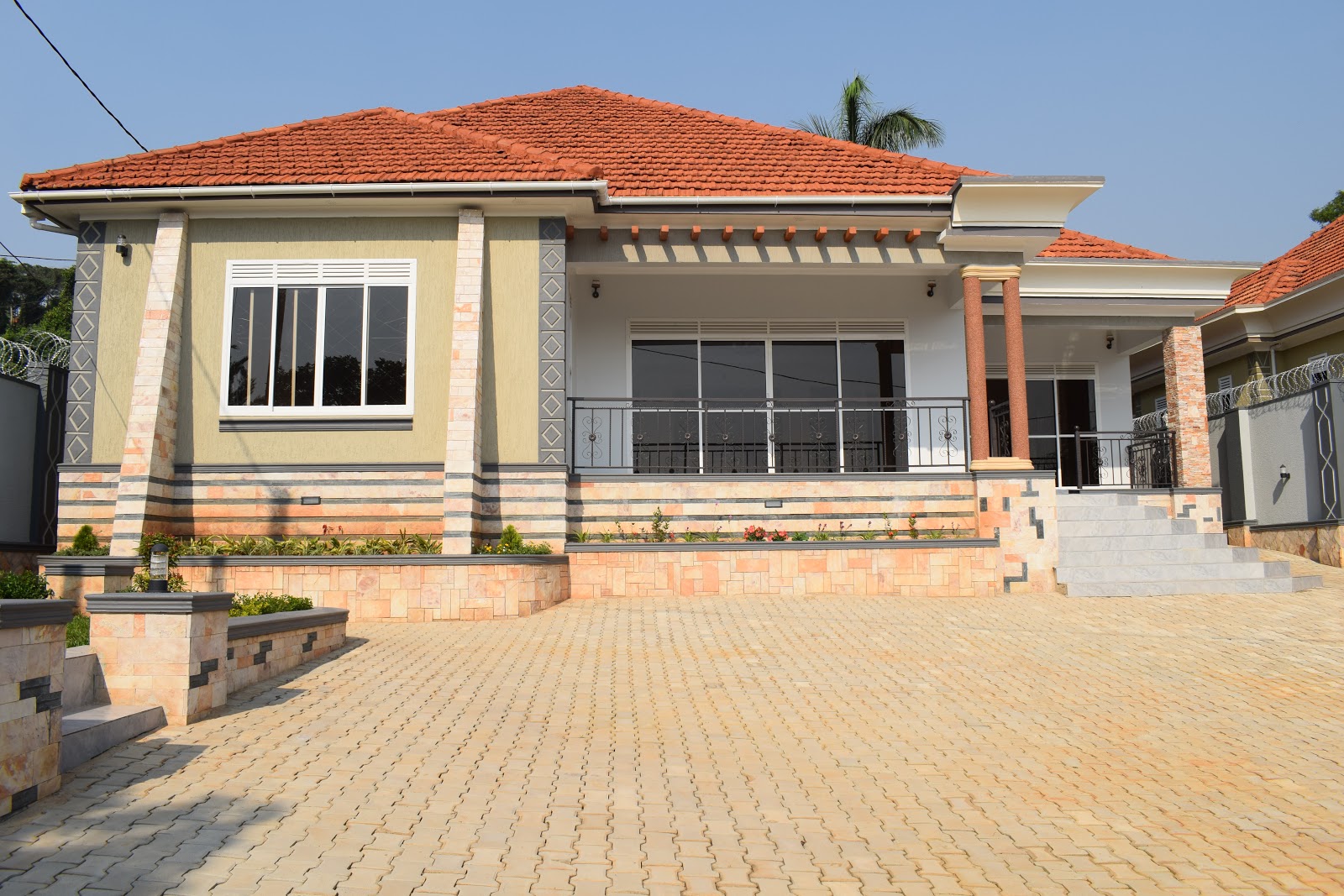 HOUSES FOR SALE ON ENTEBBE ROAD.