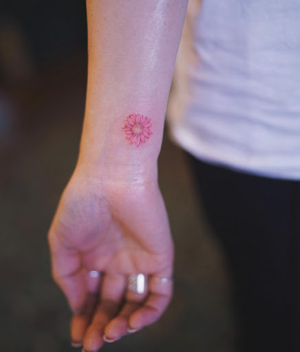 Este floral pequeno pulso de tatuagem
