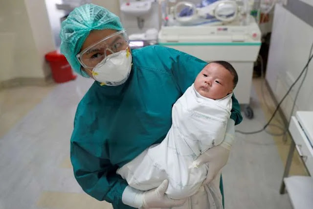 Bayi menggemaskan berusia 1 bulan ini pulih dari Virus corona