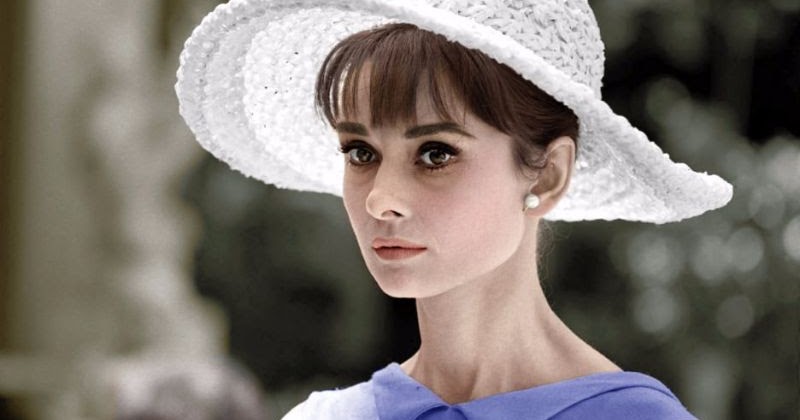 31 Colorful Photos Show Hat Styles That Audrey Hepburn Often Wore From Betw...