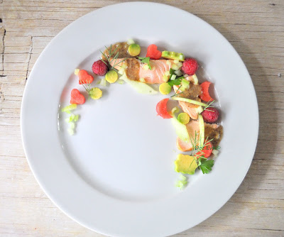 Warm geräucherter Lachs mit Avocado und Melone Lachs mit Avocado und Melone