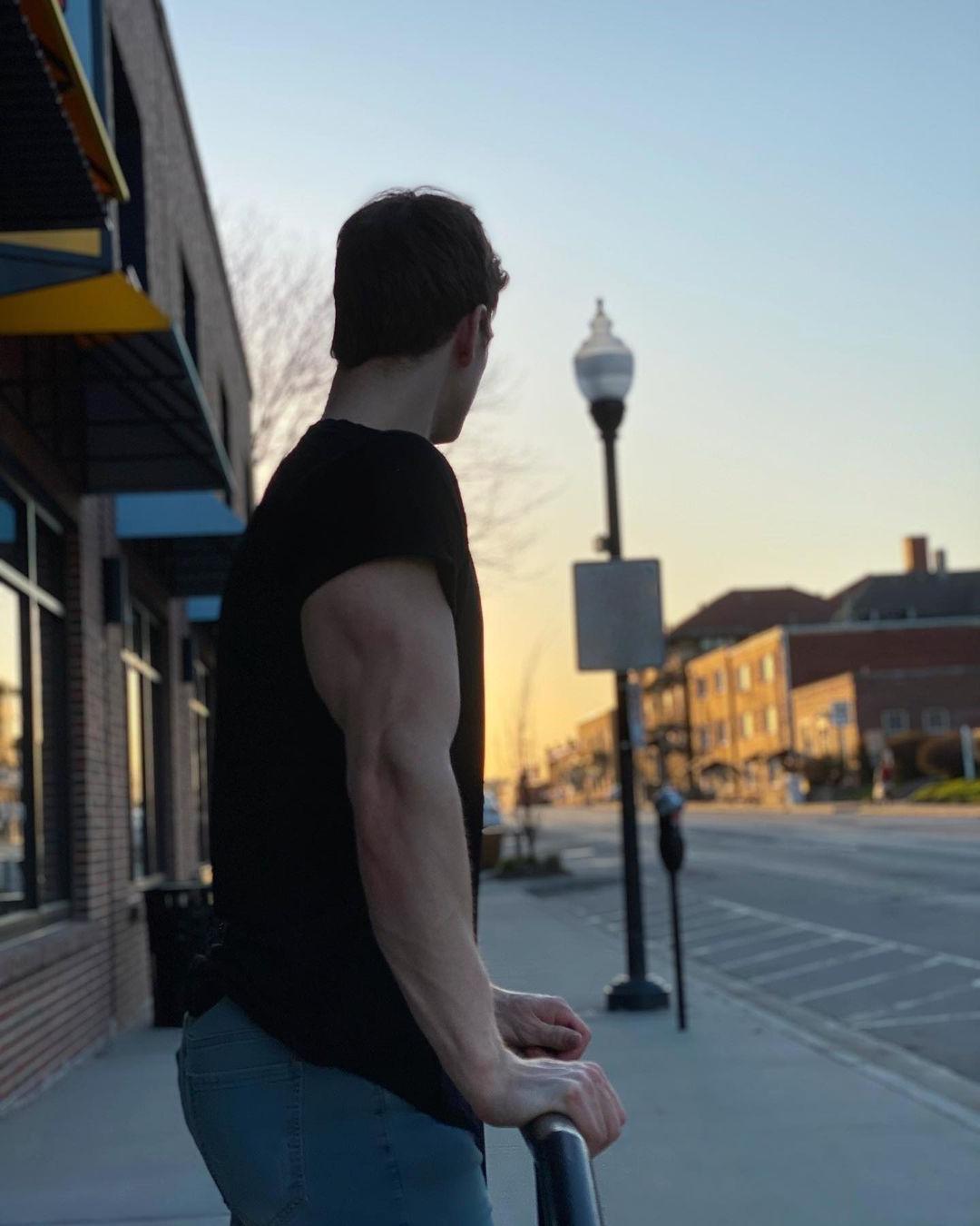 anonymous-street-guy-strong-triceps-dude-ben-petersen-mens-booty