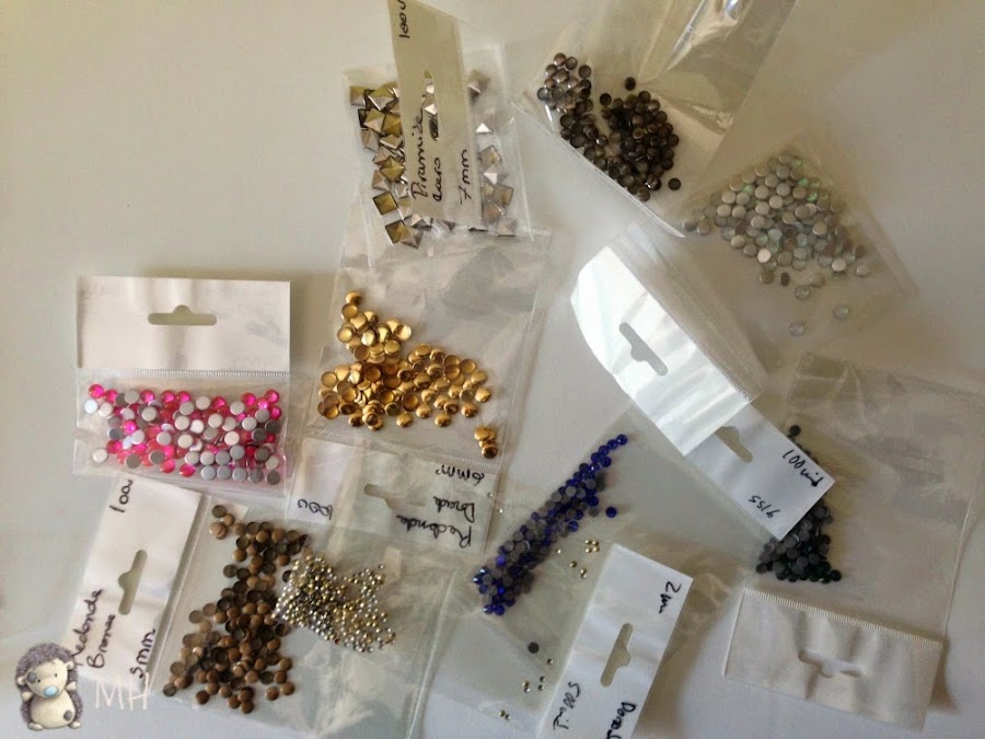 distintos tipos de strass y tachuelas