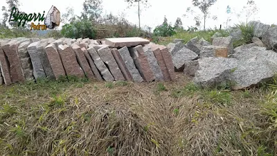 Pedra para escada de pedra tipo folheta de granito com tamanho 50x50 cm e espessura entre 5 a 13 cm sendo a pedra de granito podendo ser usada nos dois lados, tanto o lado serrado com o lado da pedra com corte manual.