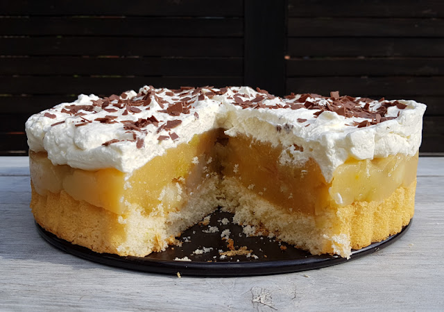 Rezept: Schwedische Apfeltorte. Wenn Ihr einen fertigen bzw. gekauften Tortenboden nehmt, ist die Torte schnell fertig und einfach zubereitet.