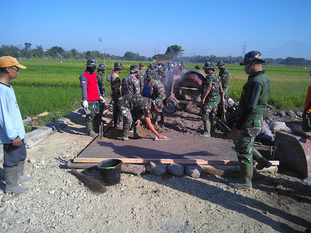 TNI bersama Warga Gugur Gunung kebut Betonisasi Jalan   