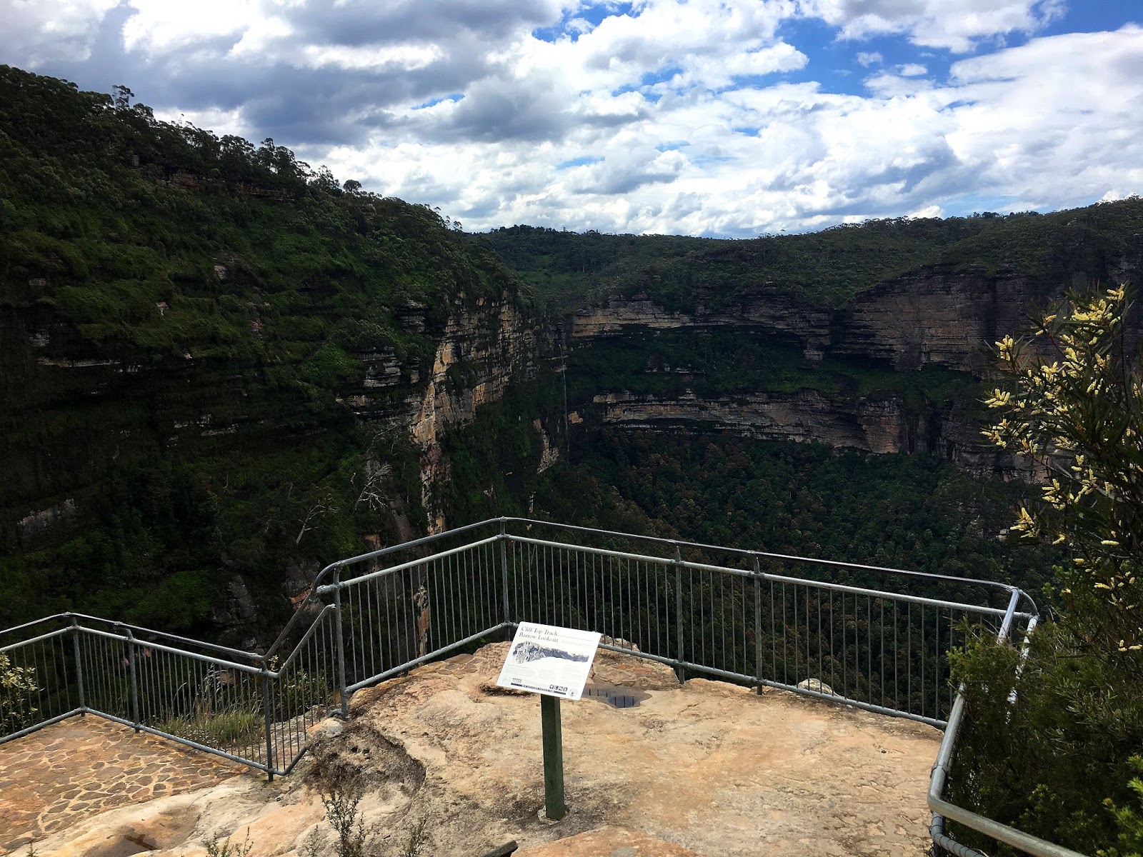 Hiking solo the Grand Canyon in Australia's Blue Mountains has been one of the greatest adventures. With breathtaking views and endless stairs, come and find out more!