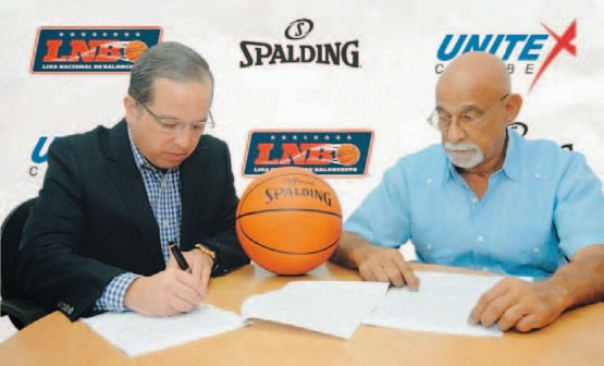 Liga Nacional de Baloncesto y Spalding firman acuerdo.